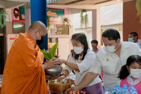 รับบิณฑบาตร คุณครูและนักเรียน โรงเรียนเทศบาลวัดแม่นางปลื้ม เนื่องในวันครูและวัดเด็ก