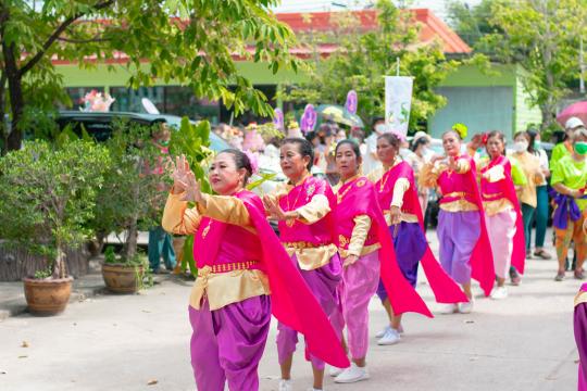 สีสันงานทอดกฐินสามัคคี  สุดสนุกขบวนแห่ผ้ากฐินรอบโบสถ์